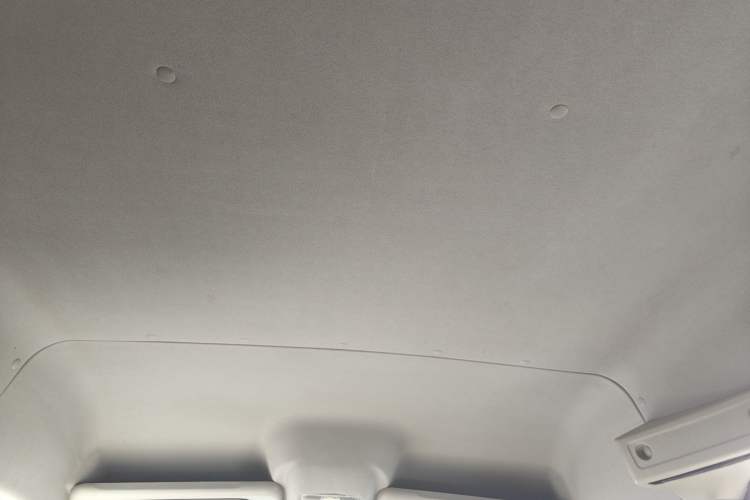 Used SAIC MAXUS Xintu V80 2016 2.5T Manual Aoyuntong National IV Short Wheelbase Mid-Roof 6-Seater Headliner