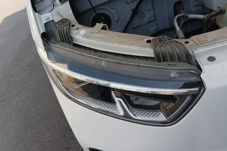 Used Wuling Yangguang 2024 300KM Comfort Version Passenger Van 75kW