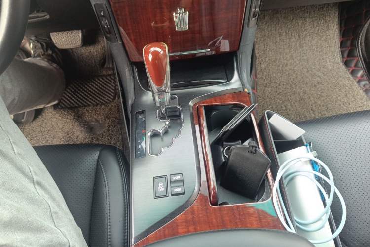 Used Toyota Crown 2011 2.5L Royal Special Edition with Leather and Sunroof Gear Lever