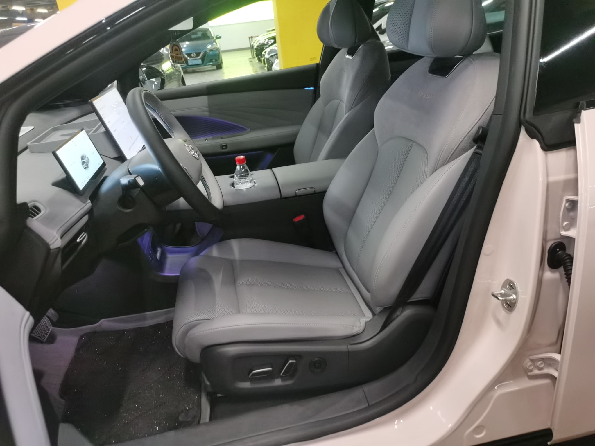 المقاعد الأمامية داخل السيارة