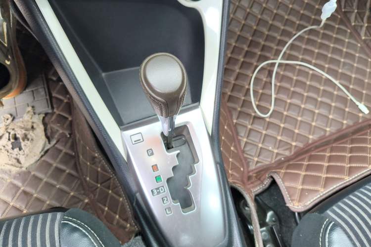 Used Toyota YARiS L Zhi Xuan 2015 1.5G Automatic Xuan Dong Sunroof Special Edition Gear Lever