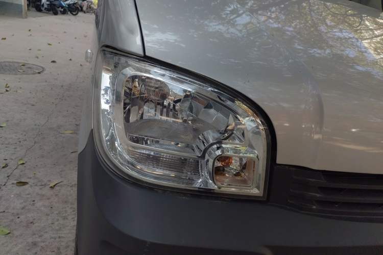 Used Wuling Zhiguang 2020 1.2L Practical Model China VI LSI Right Front Headlight