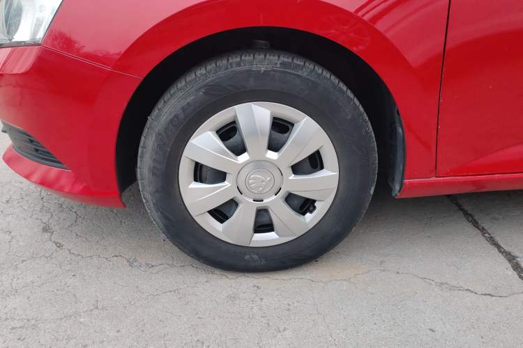 Used Skoda Fabia 2015 1.4L Automatic Front-Drive Model Left Front Wheel Hub