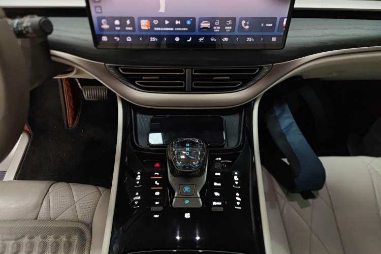 Used Denza D9 2022 DM-i 970 Four-Wheel Drive Prestige Model Audio And AC Panel