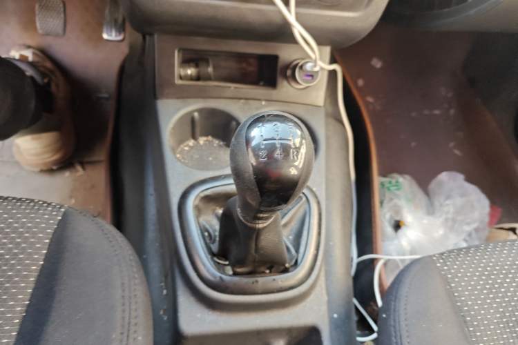 Used Dongfeng Fengon 330 2014 1.5L Manual Utility Version DK15 Gear Lever