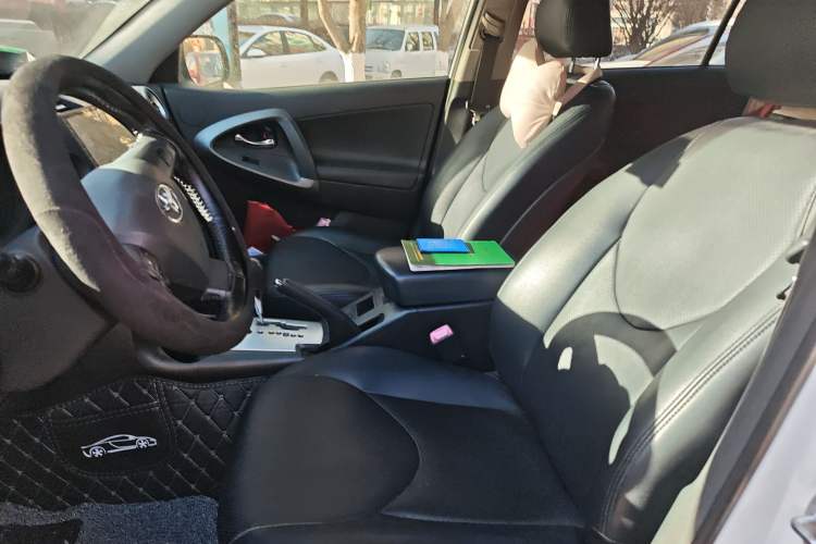 Used Toyota RAV4 2012 Luxurious 2.4L Automatic 4x4 with Stylish Features
