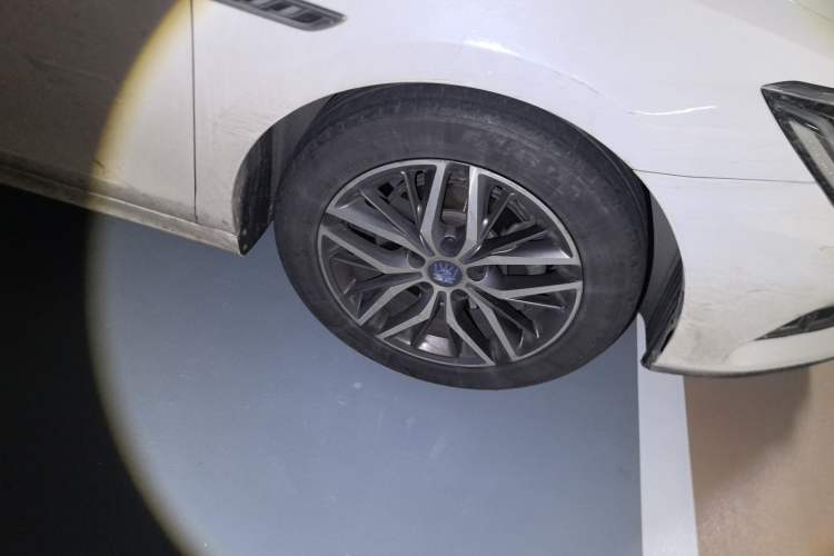 Used BYD Qin Pro New Energy 2018 DM 1.5TI Automatic Smart Connect Elite Model Right Front Wheel Hub