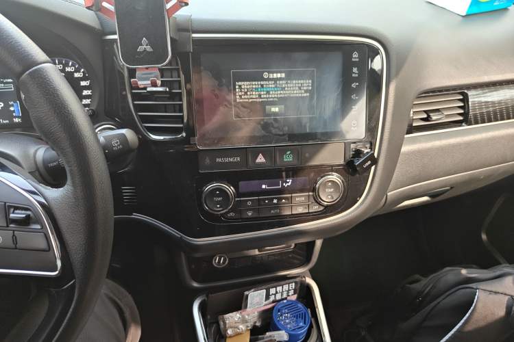 Used Mitsubishi Outlander 2021 Revised Version 2.0L Two-Wheel Drive Enjoyment Edition 5 Seats Audio And AC Panel