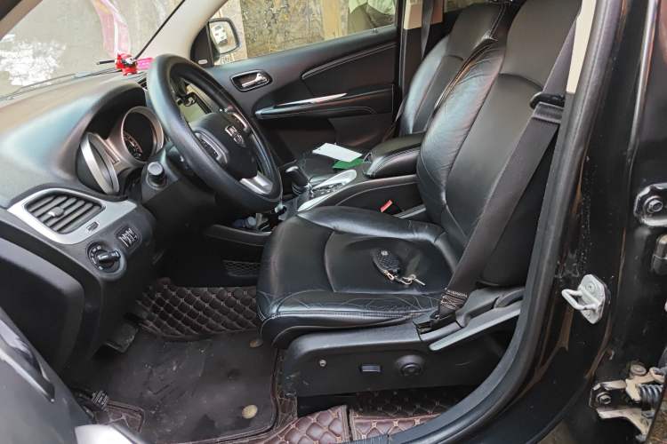 Used Dodge Journey 2013 2.4L Two-Wheel Drive Luxury Version Left Front Seat