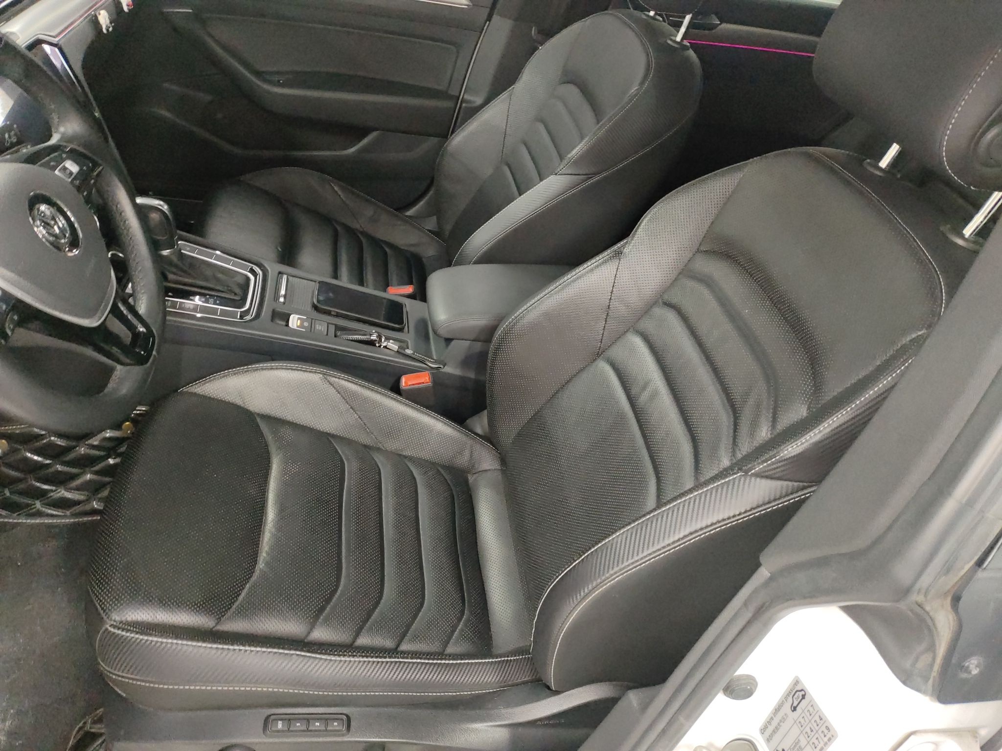 المقاعد الأمامية داخل السيارة