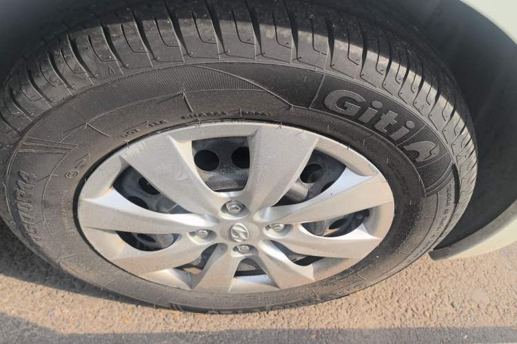 Used Hyundai Verna (older generation) 2010 Sedan 1.4L Manual Comfort GS Right Front Wheel Hub
