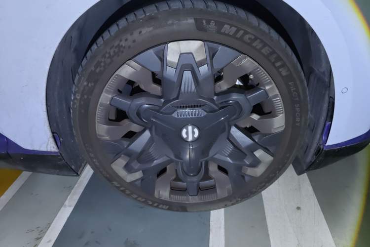 Used HiPhi Z 2023 Four-Seat Version Right Front Wheel Hub