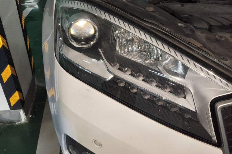 Used BORGWARD BX7 2016 28T Four-Wheel Drive Flagship Version 5 Seats Right Front Headlight