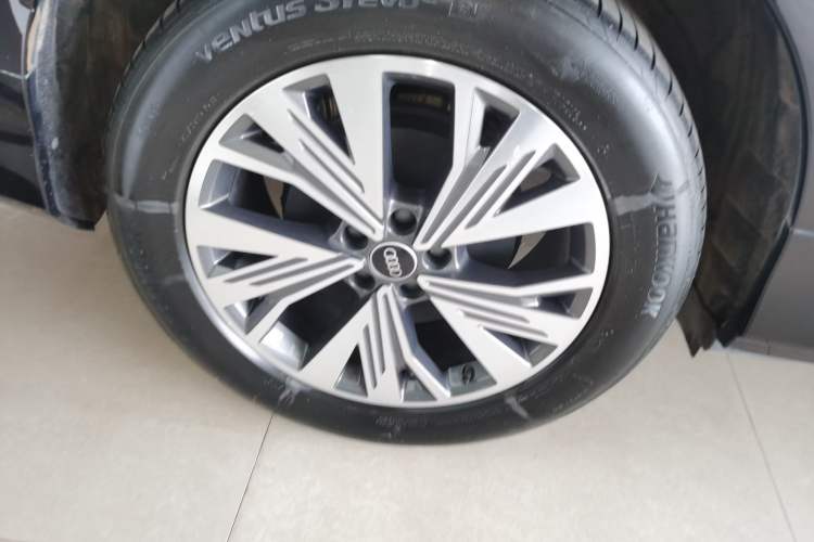 Used Audi Q5 e-tron 2023 40 e-tron Shining Edition Brocade Suit Right Rear Wheel Hub