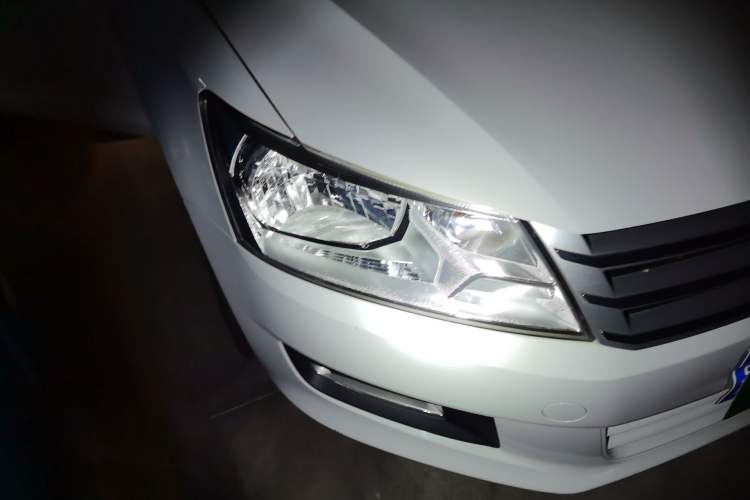 Used Volkswagen Santana 2015 1.6L Automatic Comfort Edition Right Front Headlight