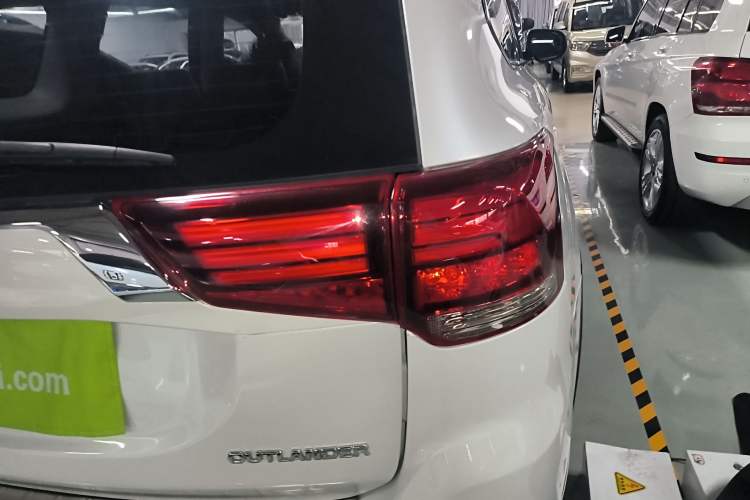 Used Mitsubishi Outlander 2018 2.0L Two-Wheel-Drive Jiale Edition 7-Seater