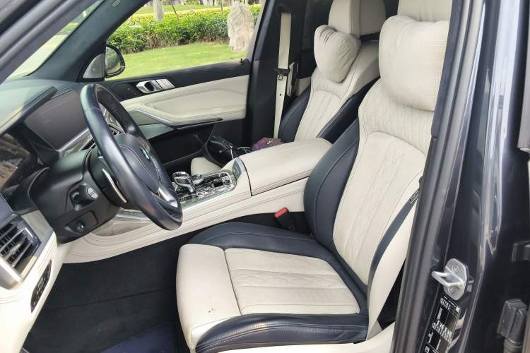 Used BMW X7 2020 xDrive40i Luxury Package with Leading Features Left Front Seat