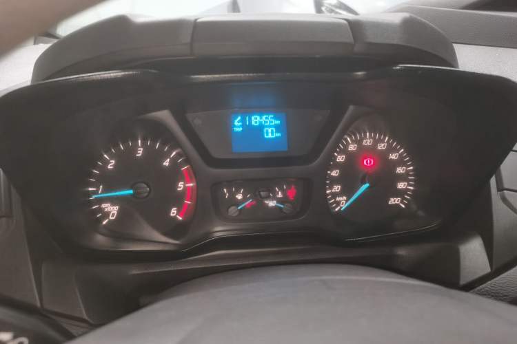 Used Ford Transit 2019 2.0T Diesel Van Mid-Chassis Mid-Roof 3-Seater China VI Standard
