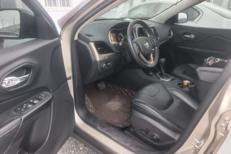 Used Jeep Cherokee 2016 2.4L Professional Smart Version
