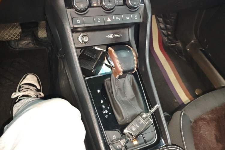 Used Skoda Karoq 2021 TSI280 Luxury Edition Gear Lever