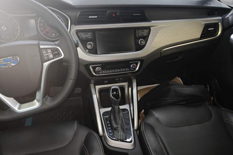 Used Geely Auto Vision X3 2017 1.5L Automatic Luxury Model Audio And AC Panel