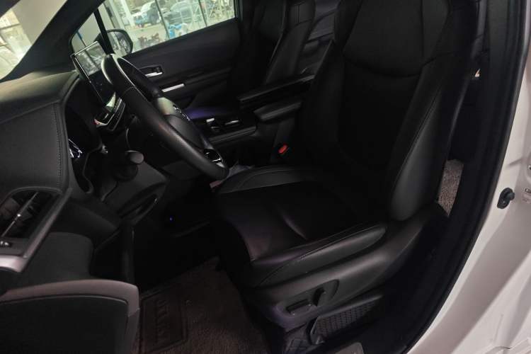 Used Toyota SIENNA 2023 2.5L Hybrid Deluxe Edition