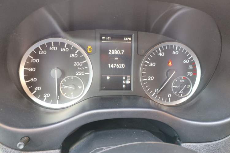 Used Mercedes-Benz Vito 2018 2.0T Elite Version 9 Seats China VI Emission Standard Odometer Close Up