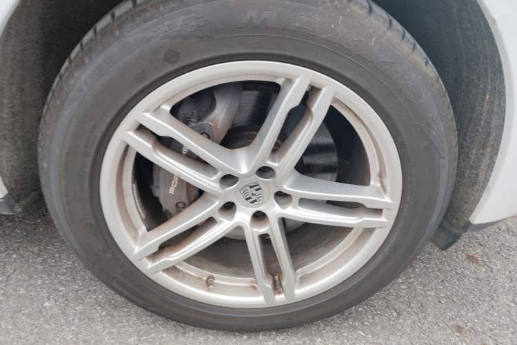 Used Porsche Macan 2022 Macan 2.0T Right Front Wheel Hub