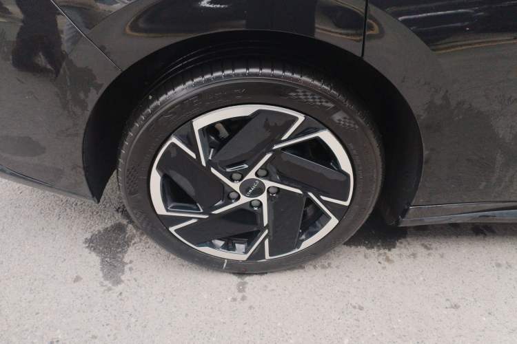 Used Lynk & Co 07 2024 EM-P 126 Long-Range Halo Exterior 8