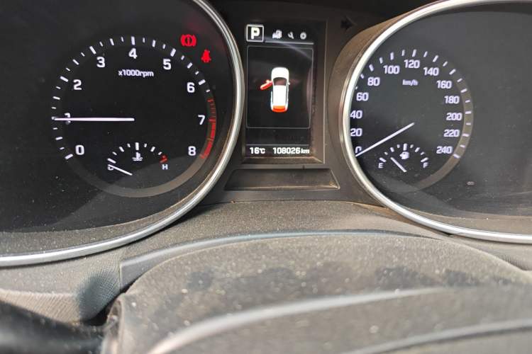 Used Hyundai Santa Fe 2017 2.0T Automatic All-Wheel Drive Smart 7-Seater Odometer Close Up