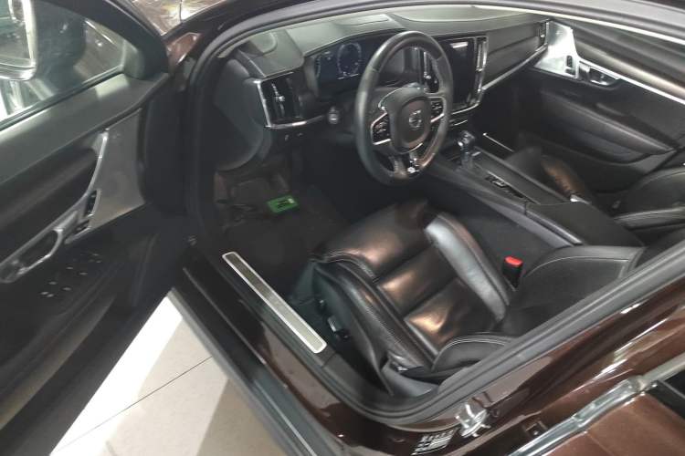 Used Volvo V90 2017 Cross Country T5 AWD Prestige Edition Driver Seat