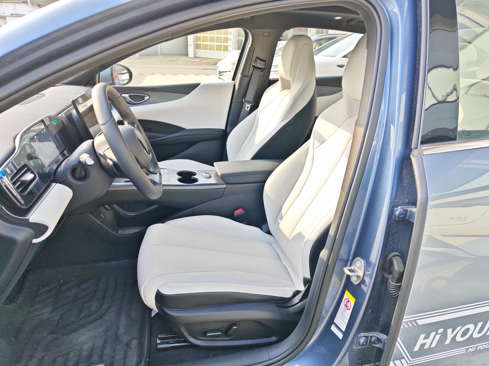 المقاعد الأمامية داخل السيارة