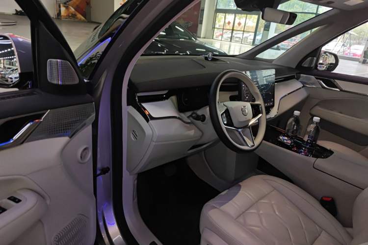 Used Volvo EM90 2025 Ultra Six-Seater