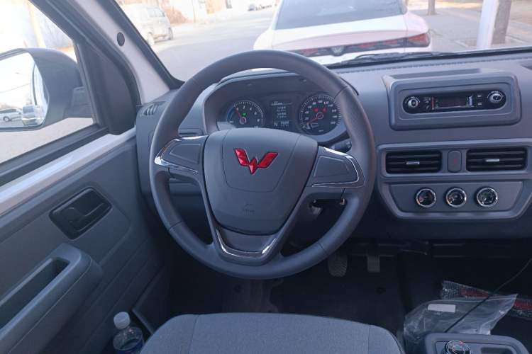 Used Wuling Yangguang 2025 Model 400km Bus Edition—Comfort Edition