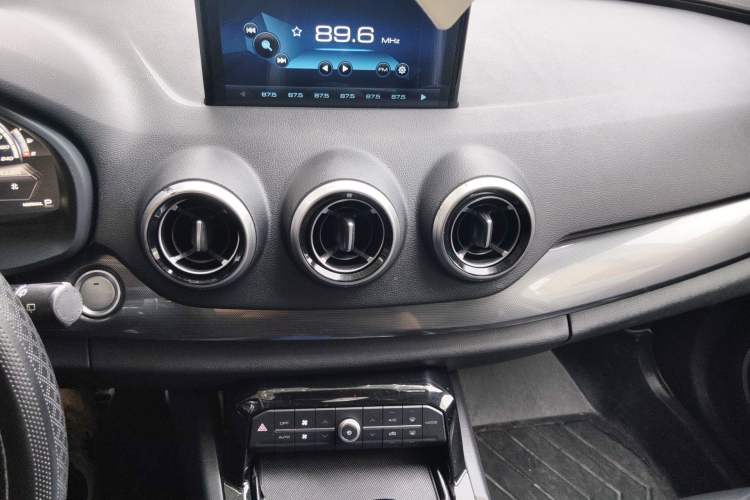 Used Wey VV7 2017 2.0T Flagship Model Audio And AC Panel