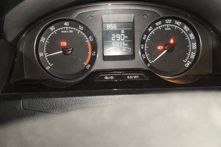 Used Skoda Rapid Spaceback 2016 Revised Version 1.6L Manual Front-Drive Edition Odometer Close Up