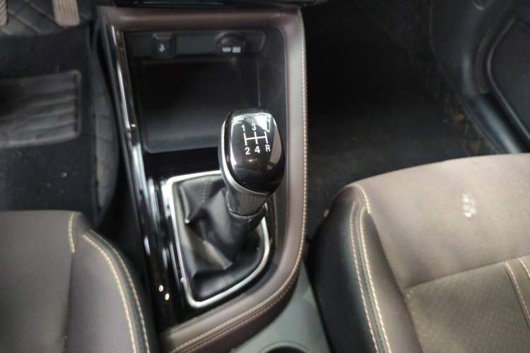 Used CHANGAN Eado DT 2019 1.6L Manual Comfort Model China VI Standard Gear Lever