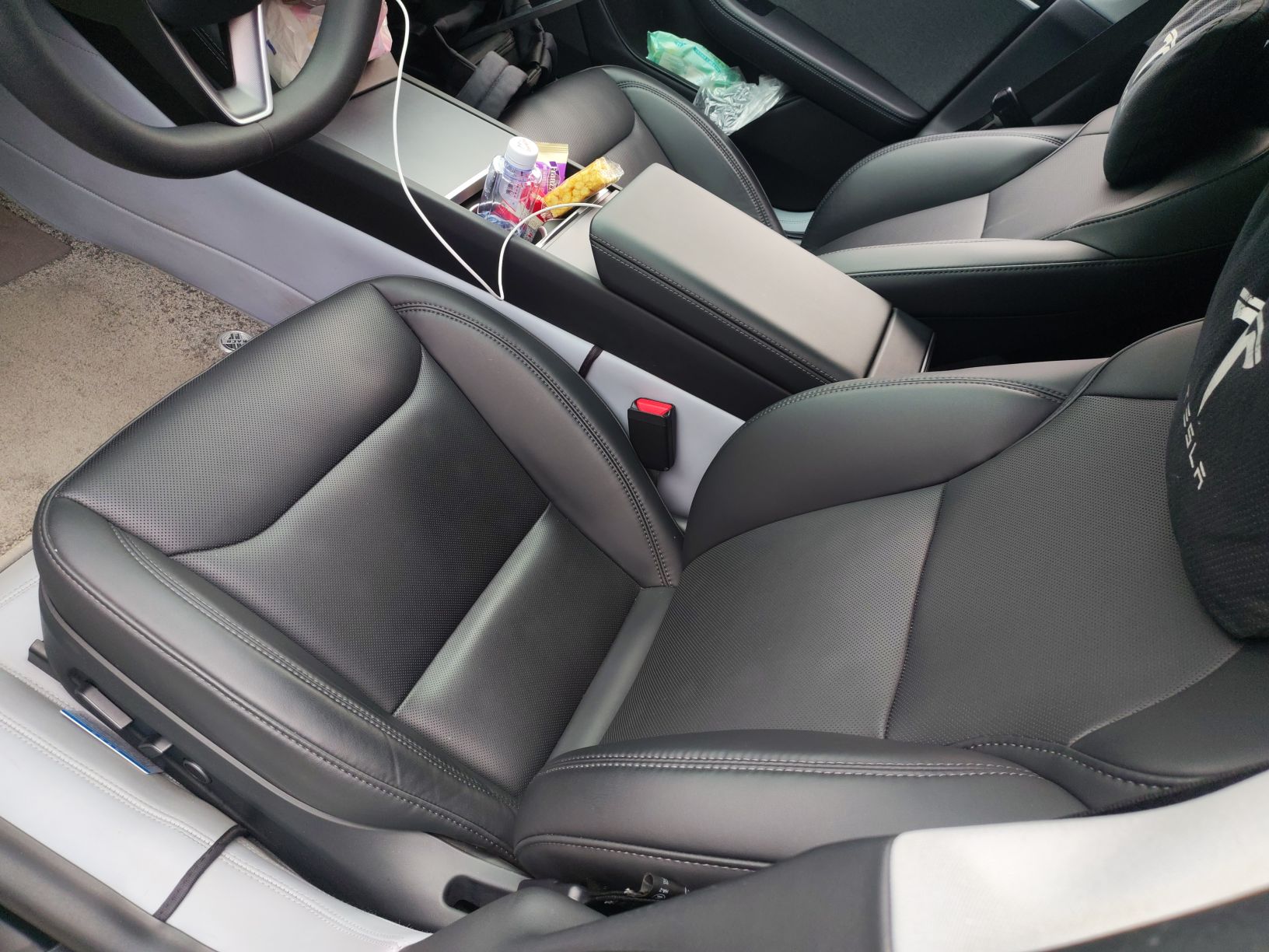 المقاعد الأمامية داخل السيارة