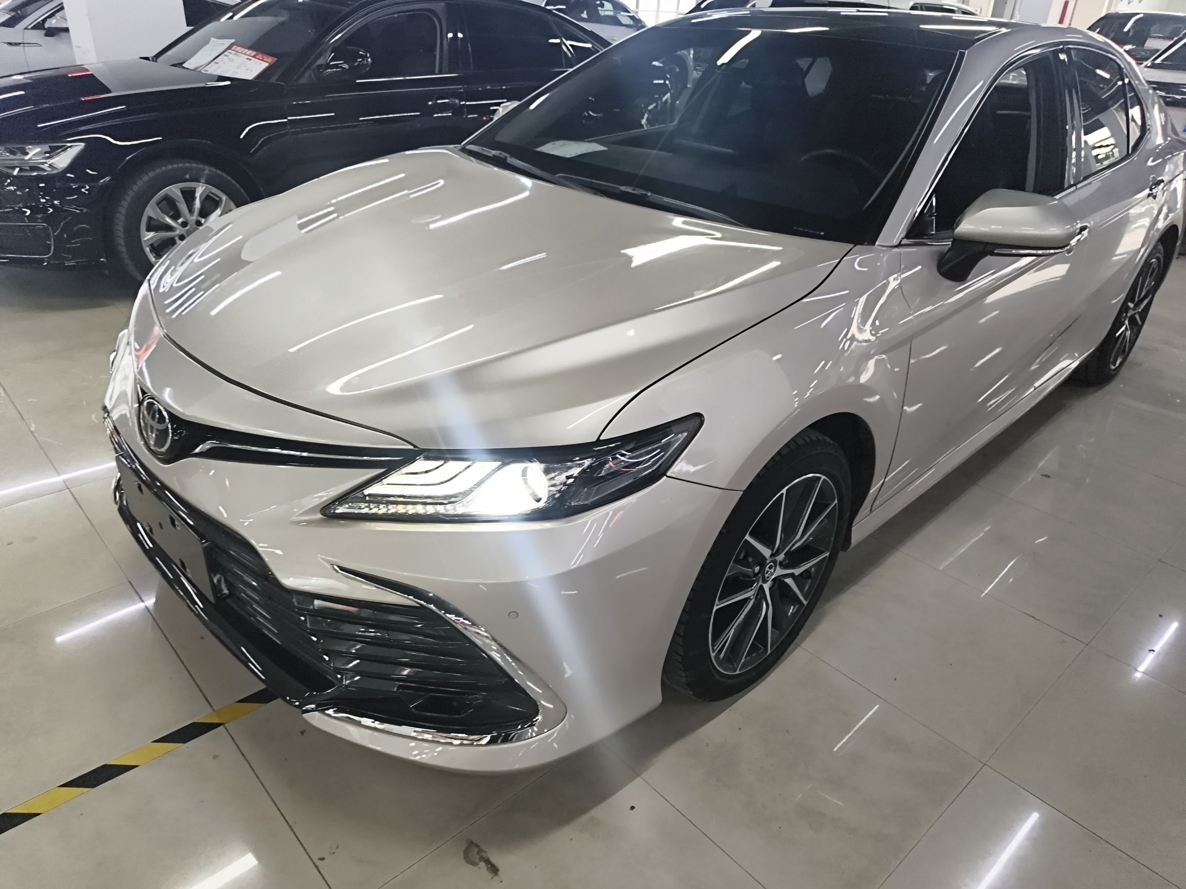 تحت مقدمة السيارة