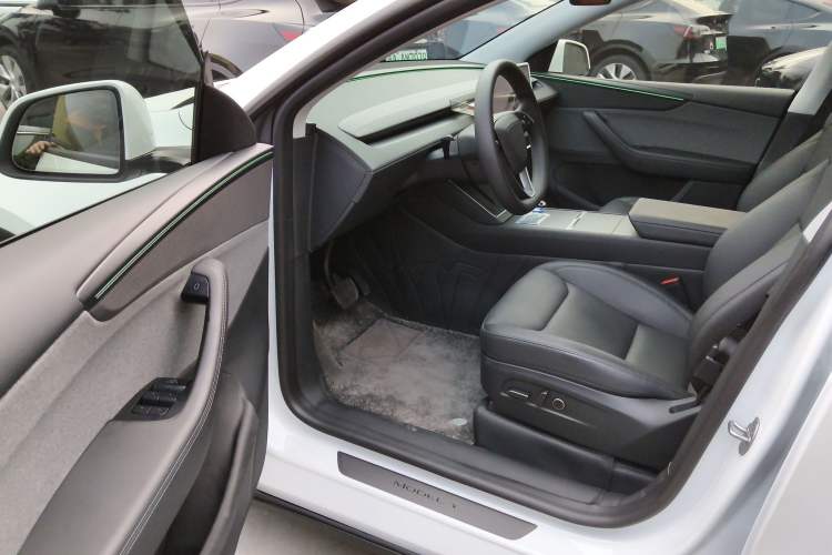 Used Tesla Model Y 2025 Rear-Wheel-Drive Version