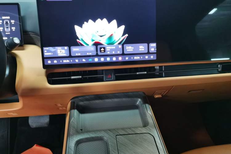 Used Wey Gaoshan 2025 Four-Wheel Drive Alpine 8 Audio And AC Panel