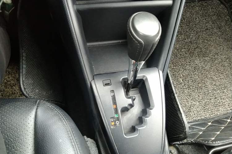 Used Toyota YARiS L Zhi Xuan 2018 1.5E CVT Champion Limited Edition Gear Lever