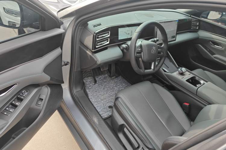 Used BYD Qin L 2025 DM-i Smart Drive 80KM Leading Model