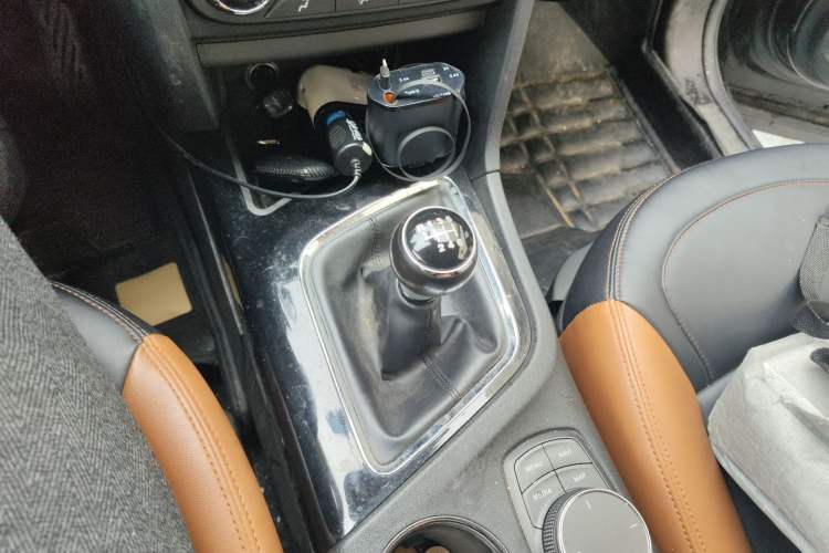 Used Soueast DX7 2015 1.5T Manual Luxury Model Gear Lever