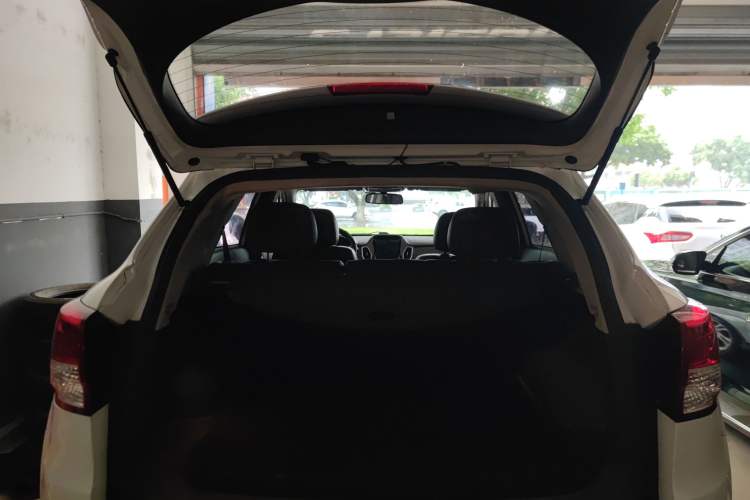 Used Huatai Santa Fe 2016 1.5T Gasoline Manual Two-Wheel Drive Elite Model
