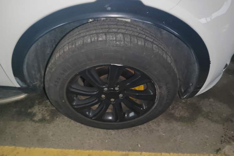 Used Land Rover Discovery Sport 2018 240 PS SE Version Right Front Wheel Hub