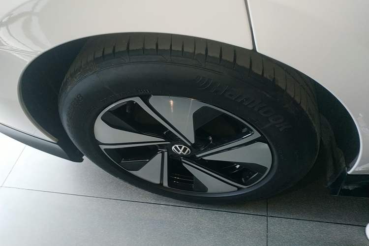 Used Volkswagen ID.7 VIZZION 2024 AIR model Right Rear Wheel Hub