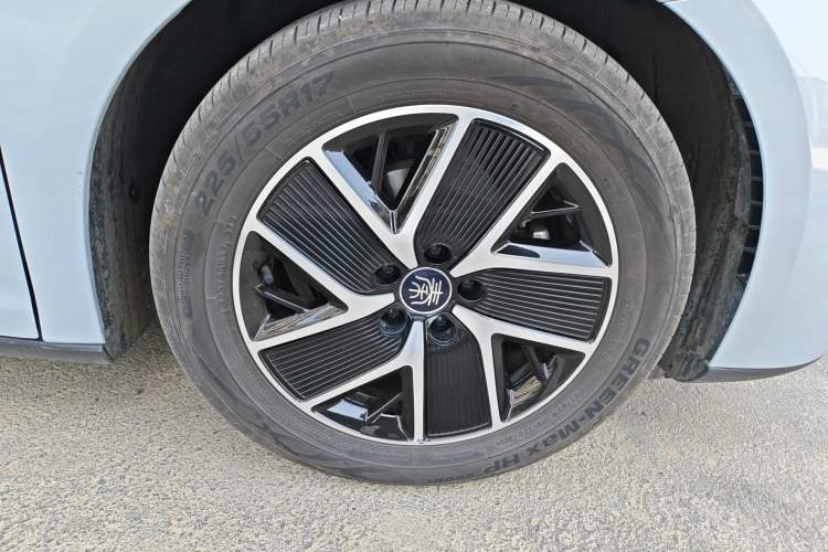 Used BYD Qin L 2024 DM-i 80KM Beyond Model Right Front Wheel Hub