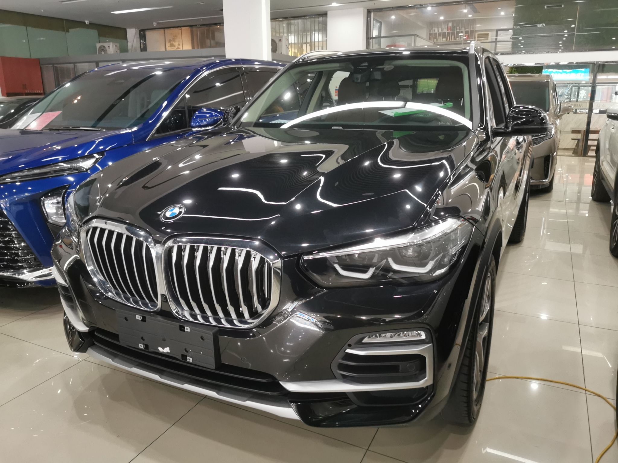 تحت مقدمة السيارة