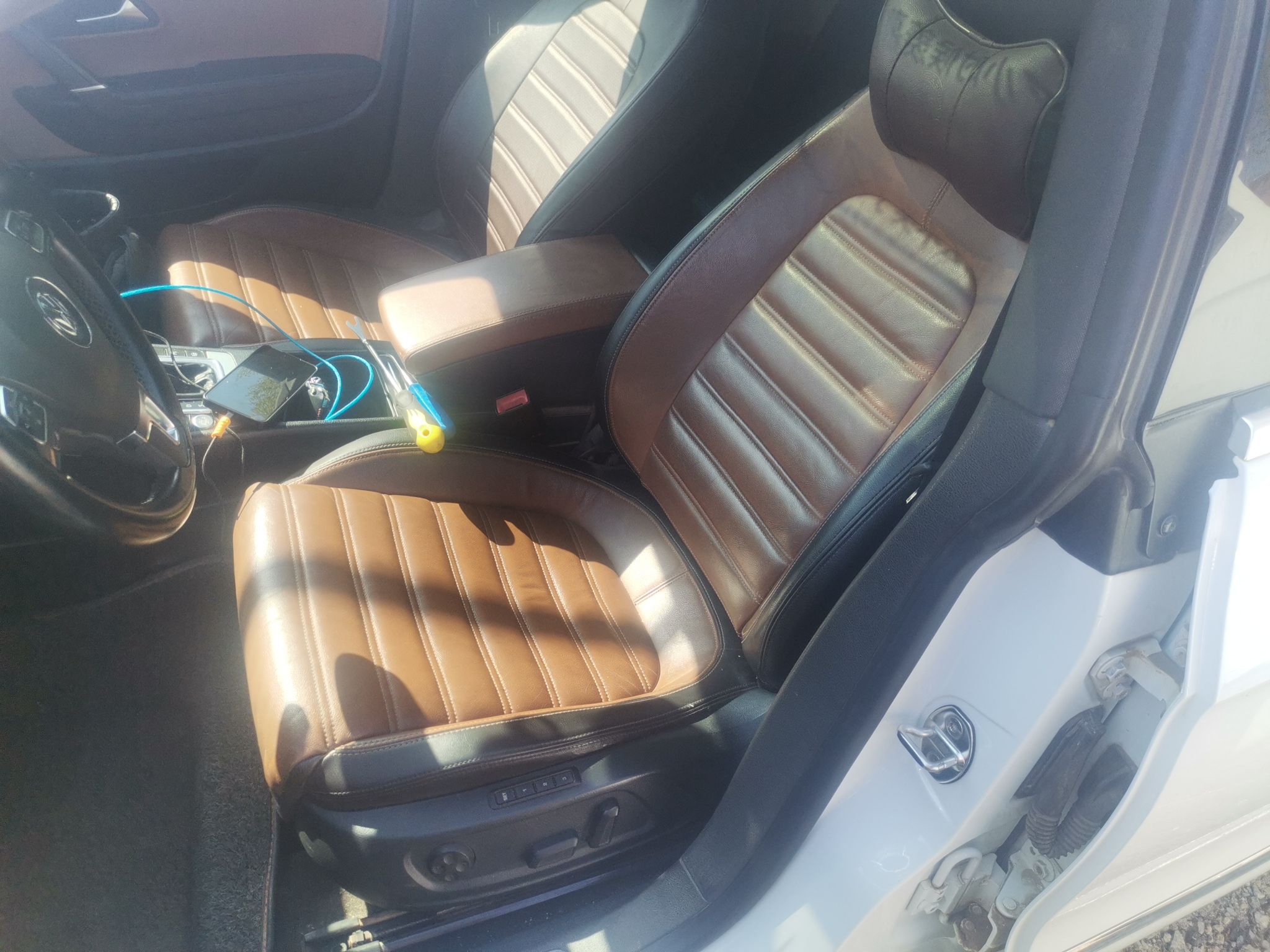 المقاعد الأمامية داخل السيارة